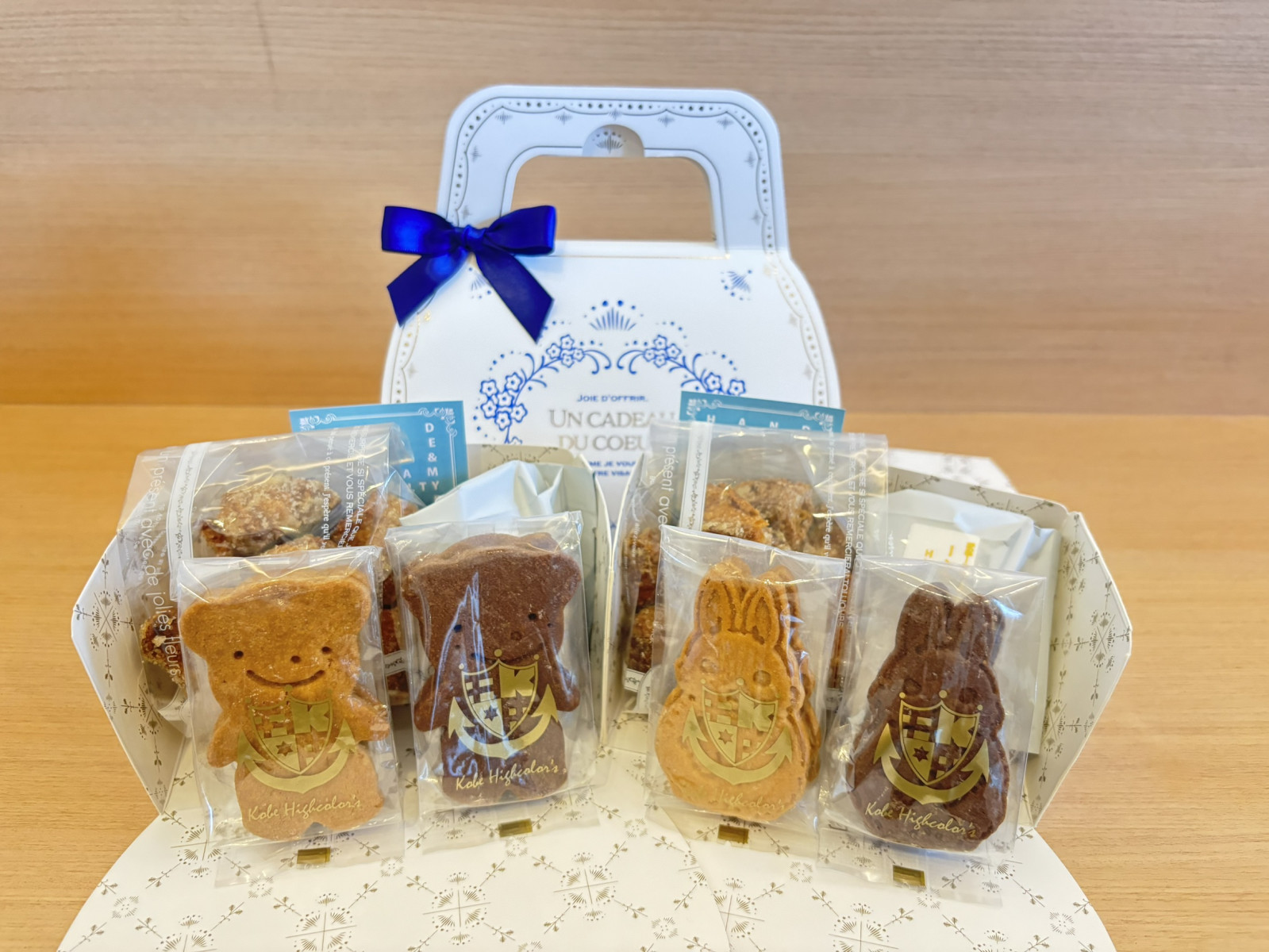 持ち運びができる青いリボンが付いたお菓子